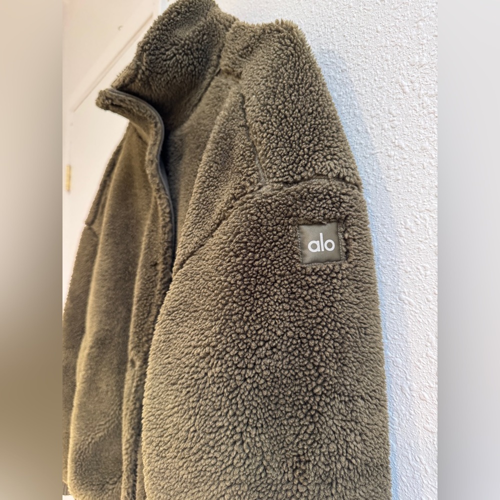 ALO Yoga Varsity Sherpa Jacket in Dark Olive Teddy Medium - Picture 6 of 7